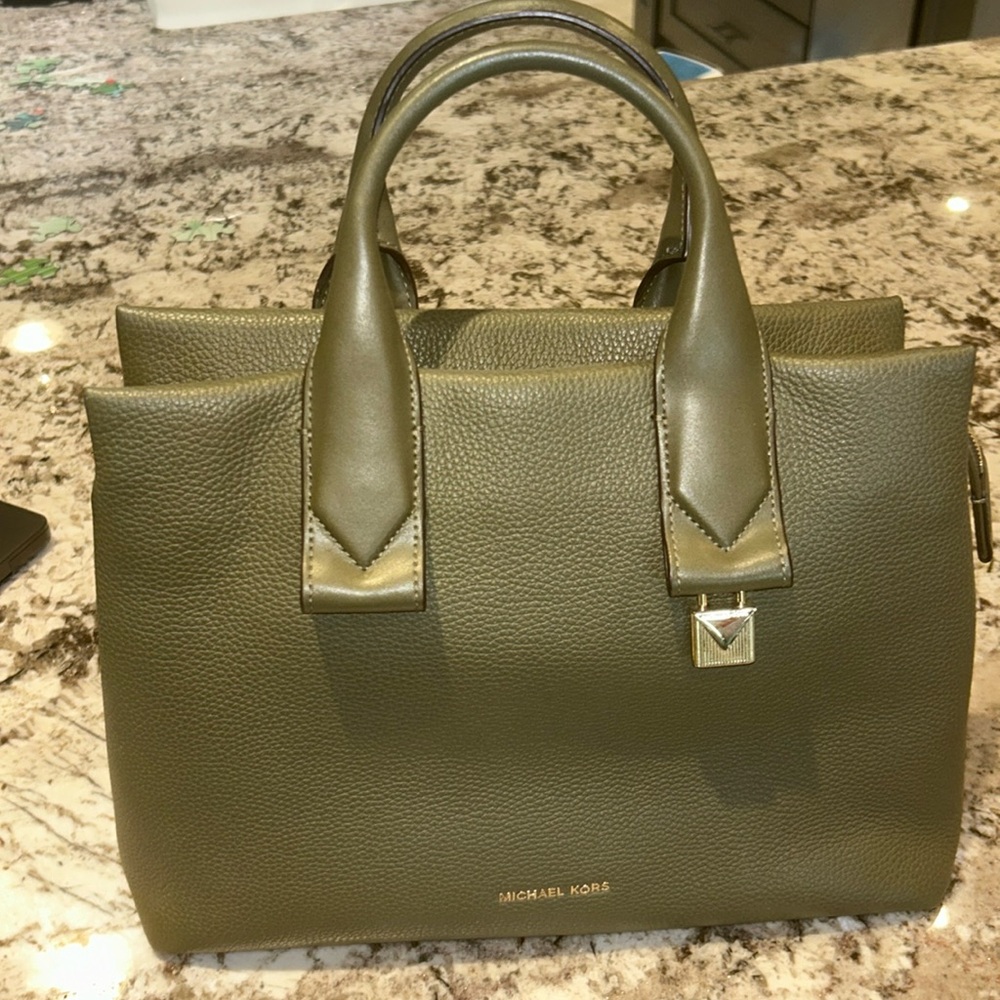 Michael Kors satchel purse. Dark Green. Zip closure. Excellent Condition